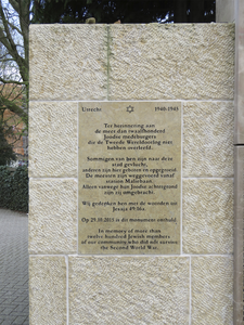 907523 Afbeelding van de plaquette naast de gedenkmuur met de 1239 namen van de Utrechtse Joodse slachtoffers van de ...